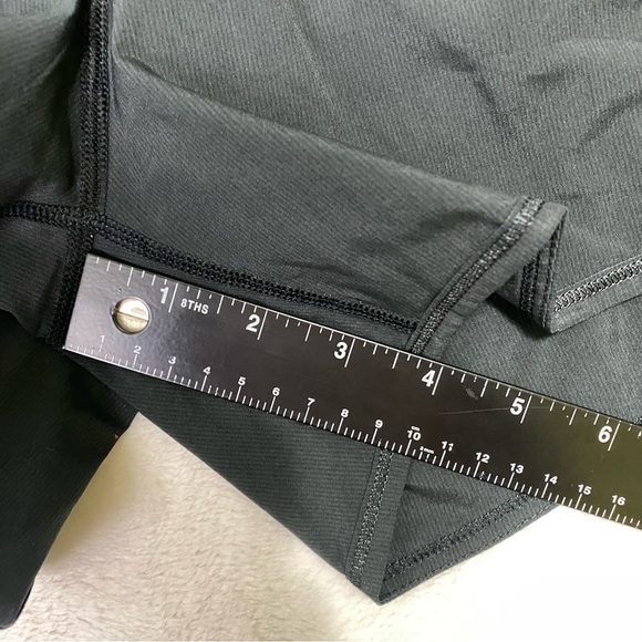 Lululemon Run: Bright At Night Short Sz 4 Black - Picture 8 of 14